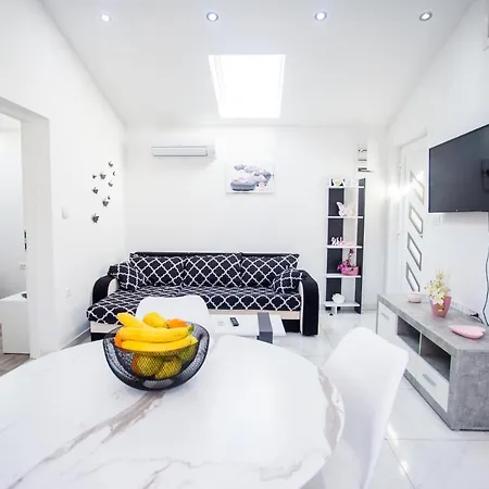 App Sara Apartment Kanfanar Exterior photo